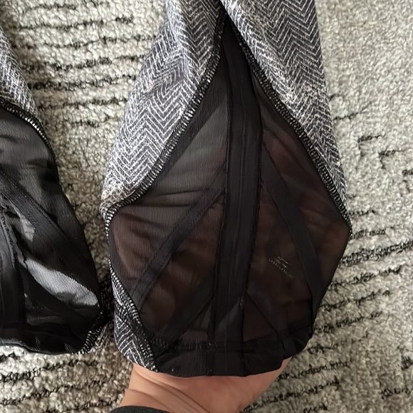 Lululemon Essential Rhythm crops size 6 - Picture 4 of 6